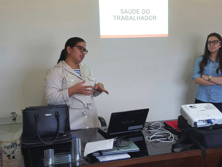 Enfermeira Jucyane Amaral repassou orientações sobre a saúde do trabalhador