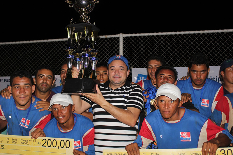 Bibiano entrega premiação á equipe vencedora da competição
