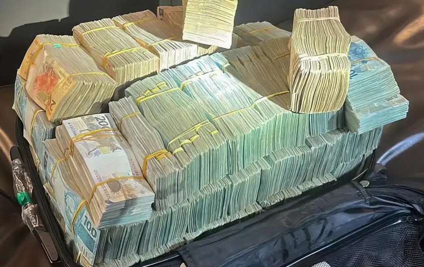 mala cheinha de dnheiro