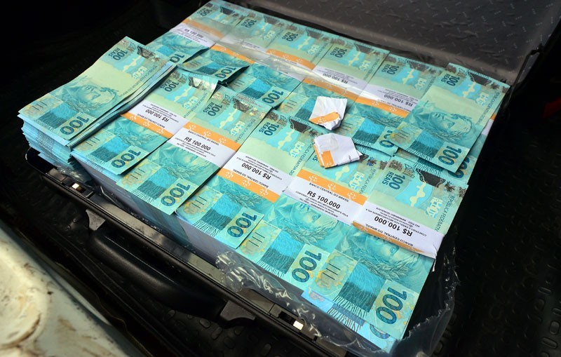 malote cheia de dinheiro