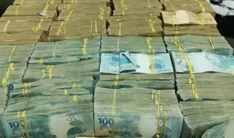 muito dinheiro em notas