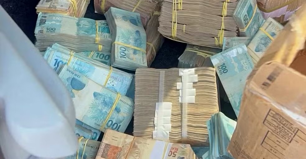 porta mala cheio de dinheiro