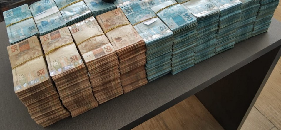 dinheiro em mesa pela pf