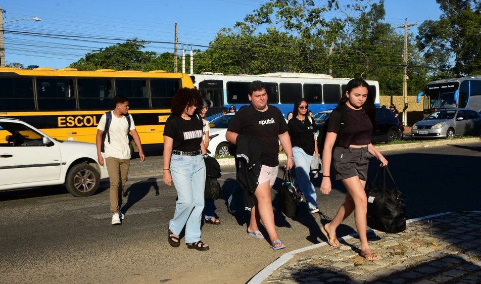 Foto-1-estudantes-atravessando-a-avenida-1024x684