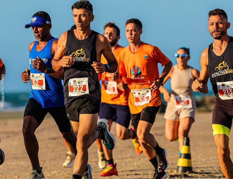 atletas participam de corrida em ponta