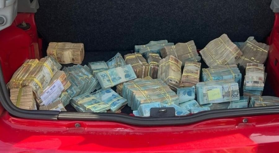 porta malas do carro cheio de dinheiro