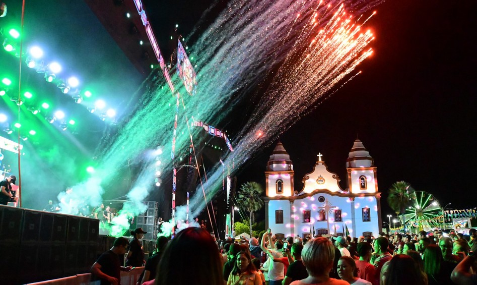 Tivemos-a-honra-de-receber-Ze-Cantor-no-palco-do-Sao-Joao-mais-antigo-do-mundo-e-que-espetaculo-foi-13-scaled