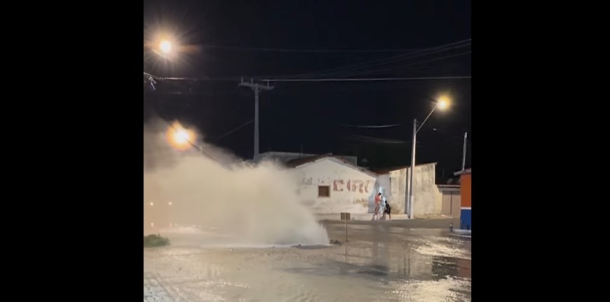 estourado e, frente à caixa dágua da Companhia, no centro