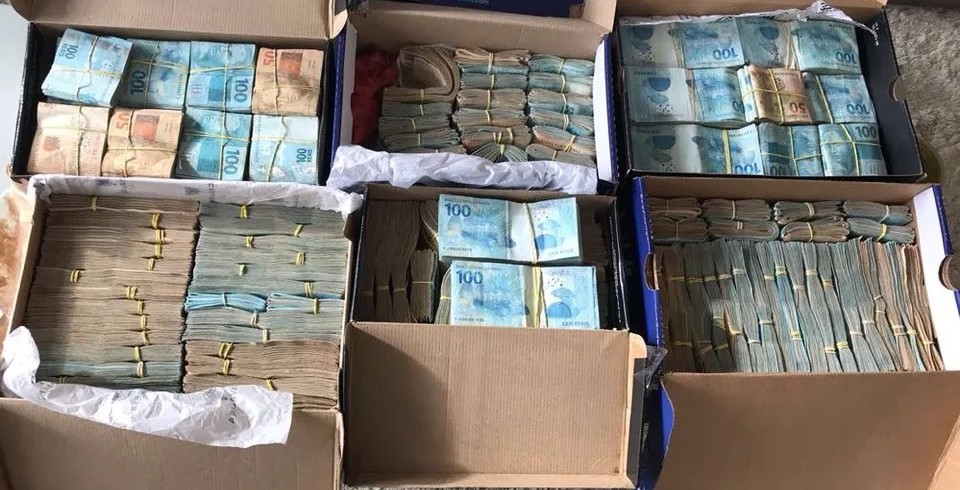 caixas chedias de grana