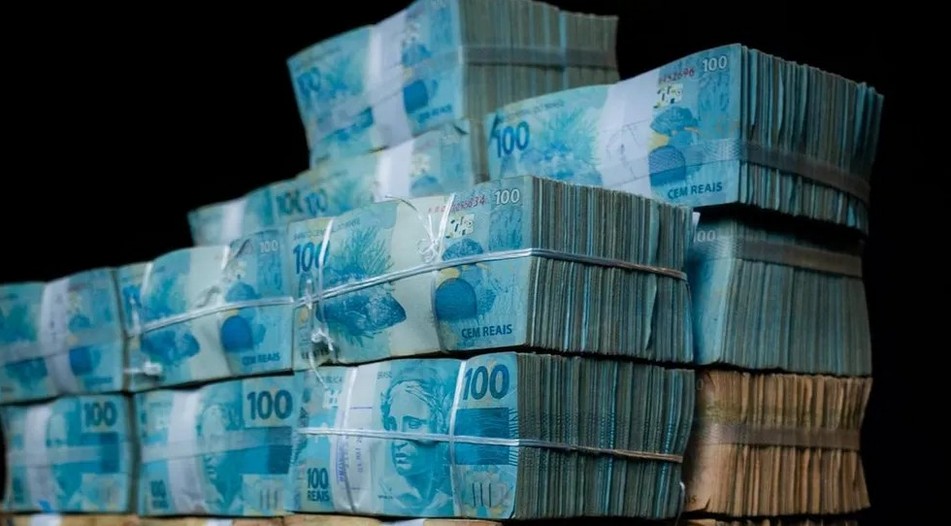 grana preta em notas de 100