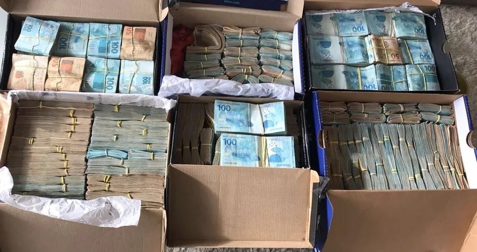 dinheiro em caixas