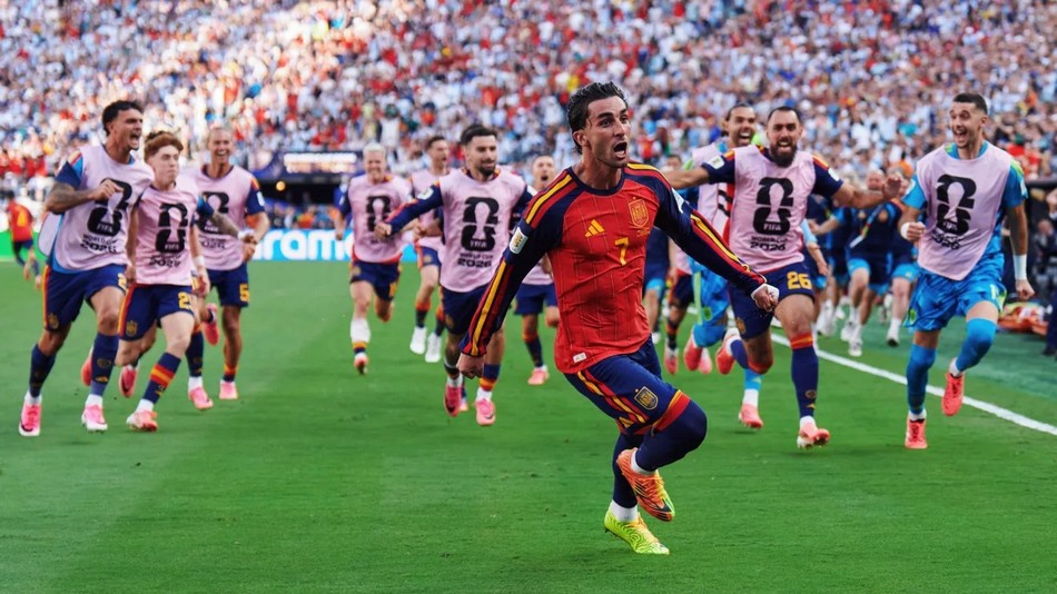espanhois comemoram gol
