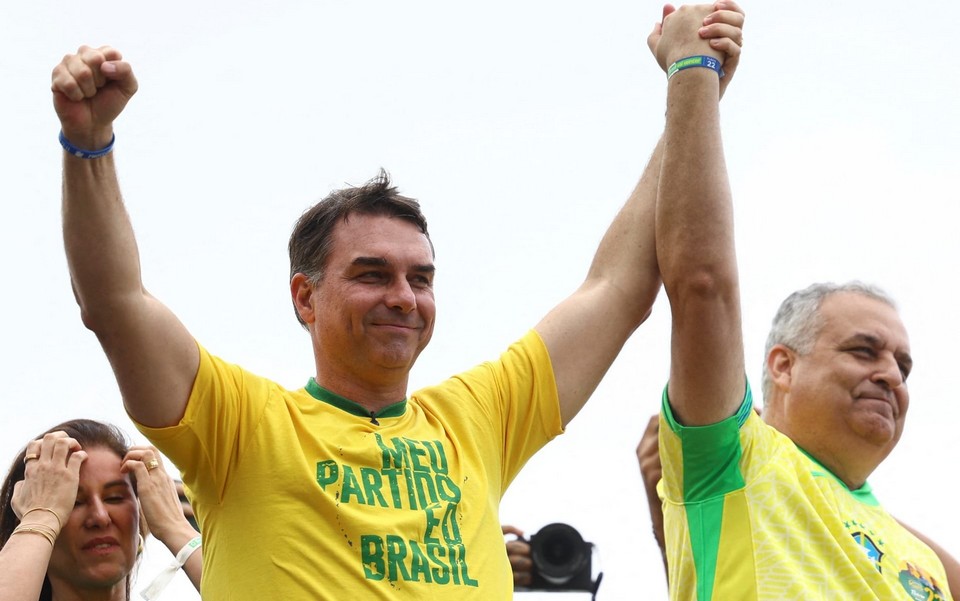 flavio-bolsonaro-lancou-sua-campanha-a-presidencia-diante-de-apoiadores-na-praia-de-copacabana-no-rio-141844